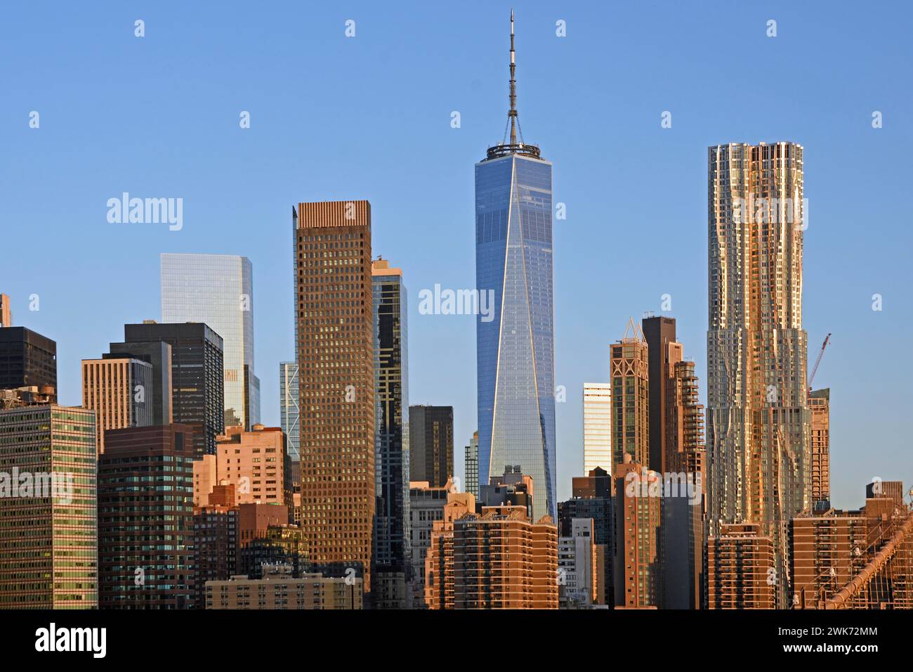 Vue du pont de Brookly à la ligne d'horizon de Lower Manhattan, gratte-ciel One World Trade Centre et Park place Tower, Lower Manhattan, New York City, New York Banque D'Images