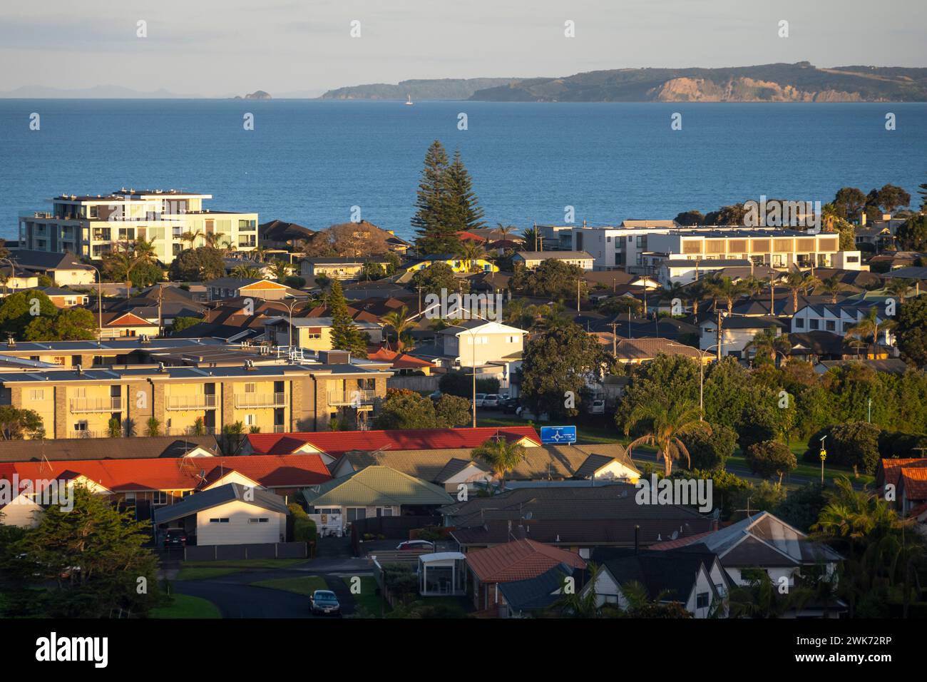 Vue à travers la ville d'Orwa jusqu'à l'océan Pacifique, Orewa, Auckland, Île du Nord, Nouvelle-Zélande Banque D'Images