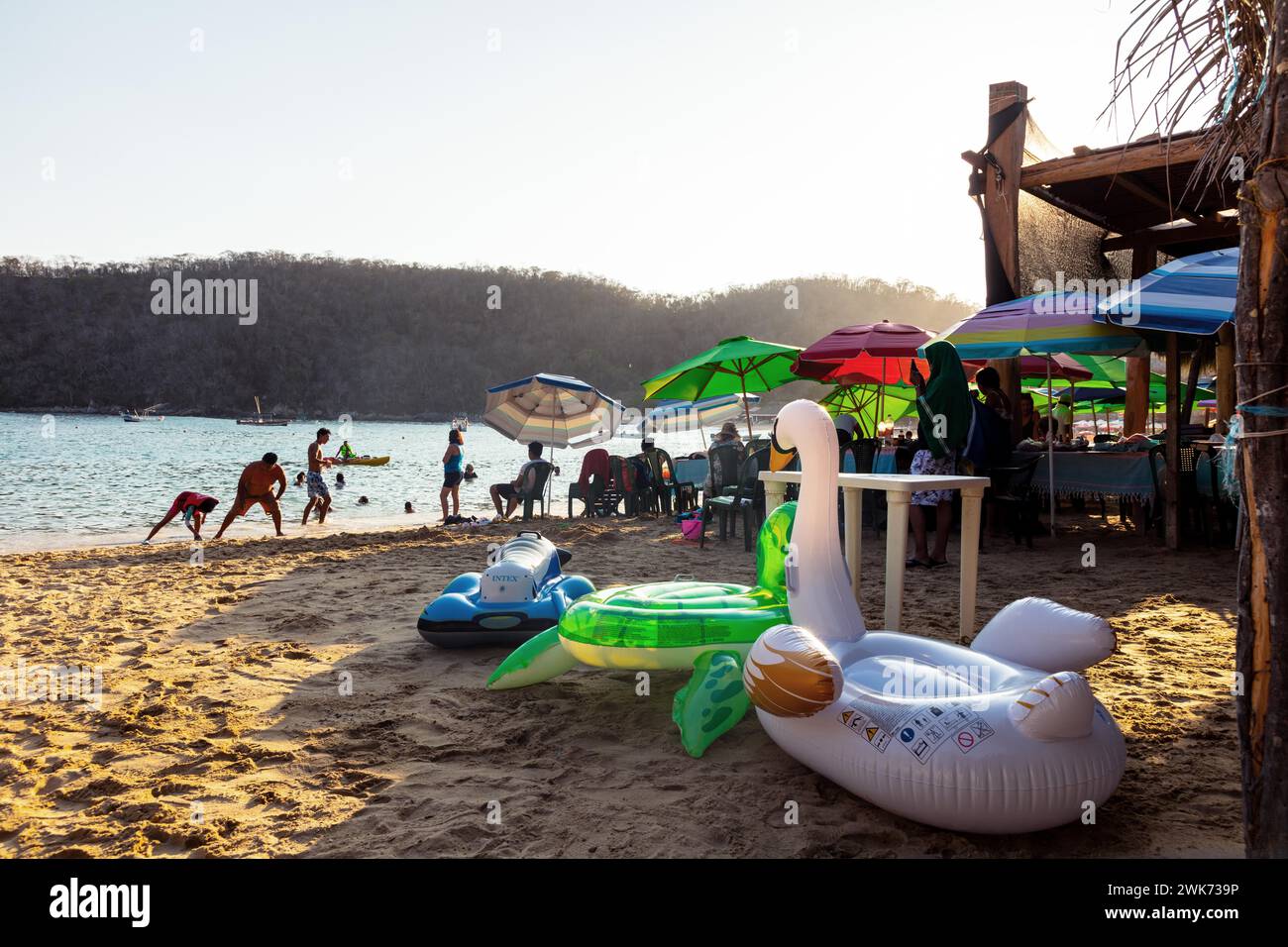 Les gens sur la plage, Playa de Mague, Baja de Hualtulco, Côte du Pacifique Sud, État d'Oaxaca, Mexique Banque D'Images