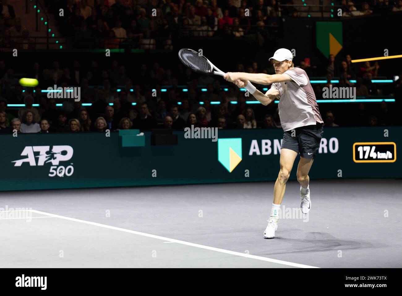 Rotterdam, pays-Bas. 18 février 2024. L'Italien Jannik Sinner remet le ballon à l'australien Alex de Minaur lors de la finale masculine en simple au tournoi ABN Amro Open ATP, à Rotterdam, pays-Bas, le 18 février 2024. Crédit : Sylvia Lederer/Xinhua/Alamy Live News Banque D'Images