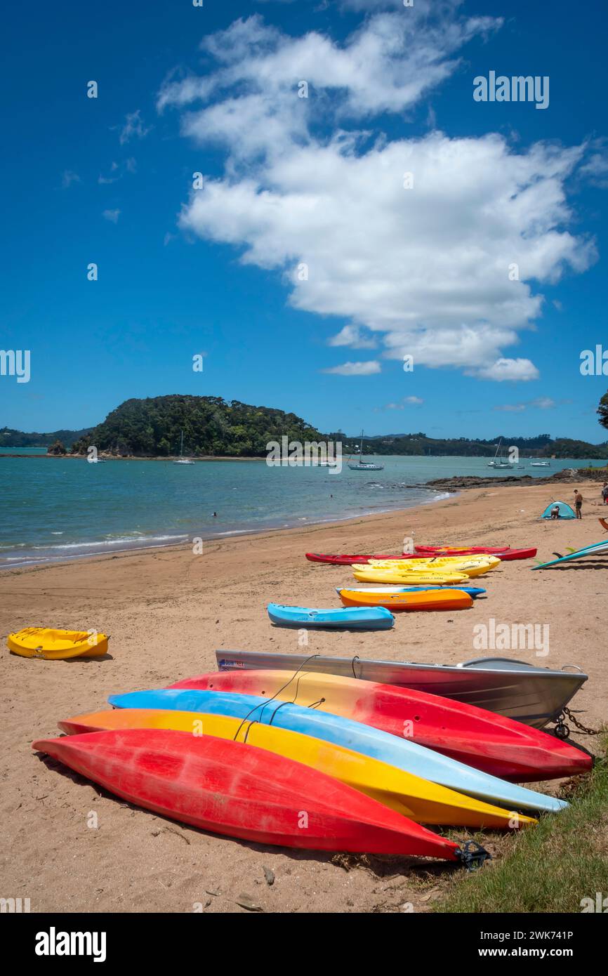 Kayaks sur la plage, Paihia, Baie des Îles,, Northland, Île du Nord, nouvelle-Zélande Banque D'Images