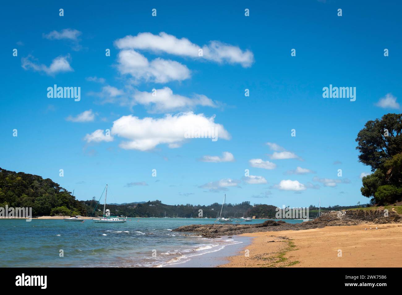 Nuages blancs au-dessus de la plage, Paihia, Baie des Îles,, Northland, Île du Nord, Nouvelle-Zélande Banque D'Images