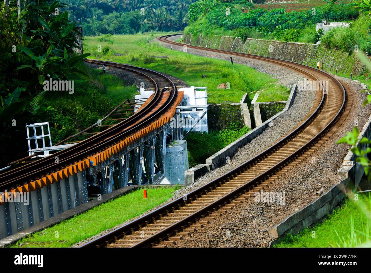 photo d'un chemin de fer à deux voies avec des virages serrés Banque D'Images