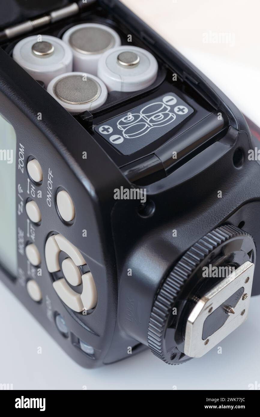 Les piles rechargeables sont insérées dans le compartiment d'alimentation du Compact Flash. Gros plan. Banque D'Images