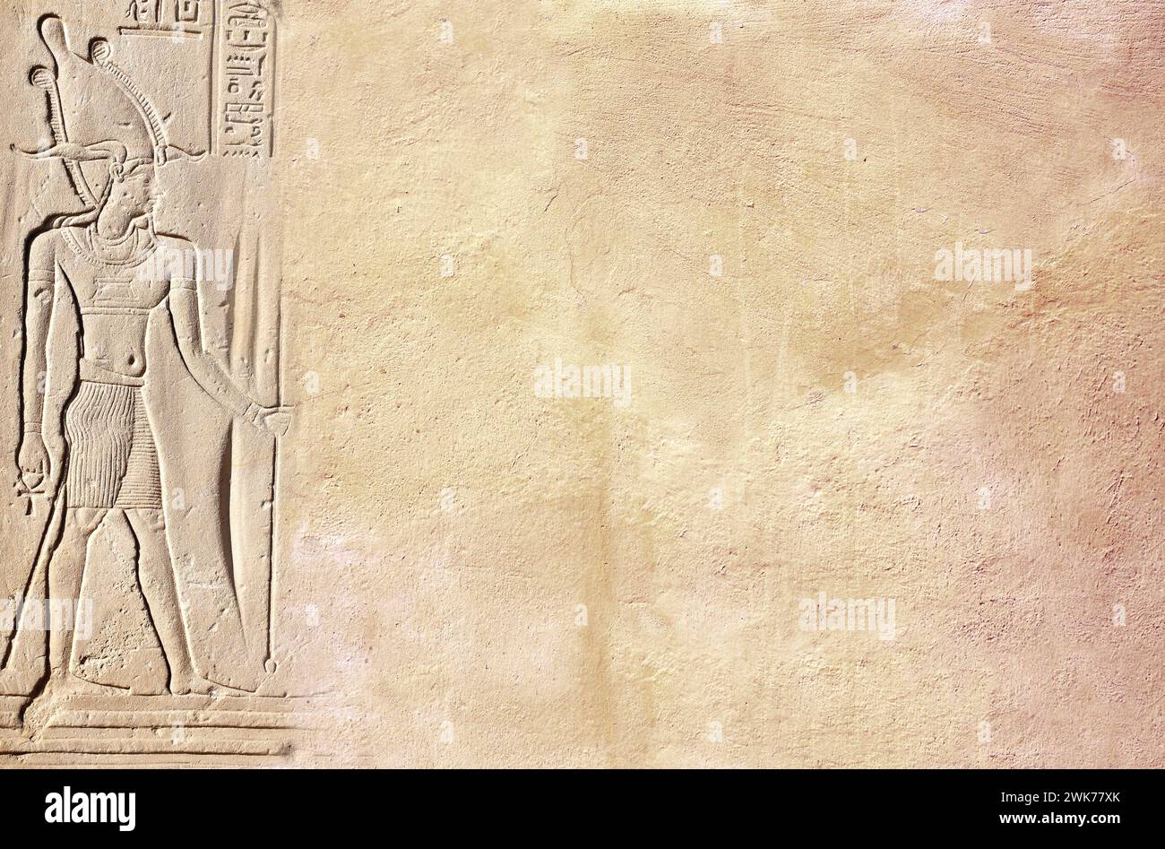 Fond horizontal avec bas-relief égyptien antique - figure du pharaon sur mur de pierre, Egypte, Afrique. Toile de fond avec sculpture en grès avec hie Banque D'Images