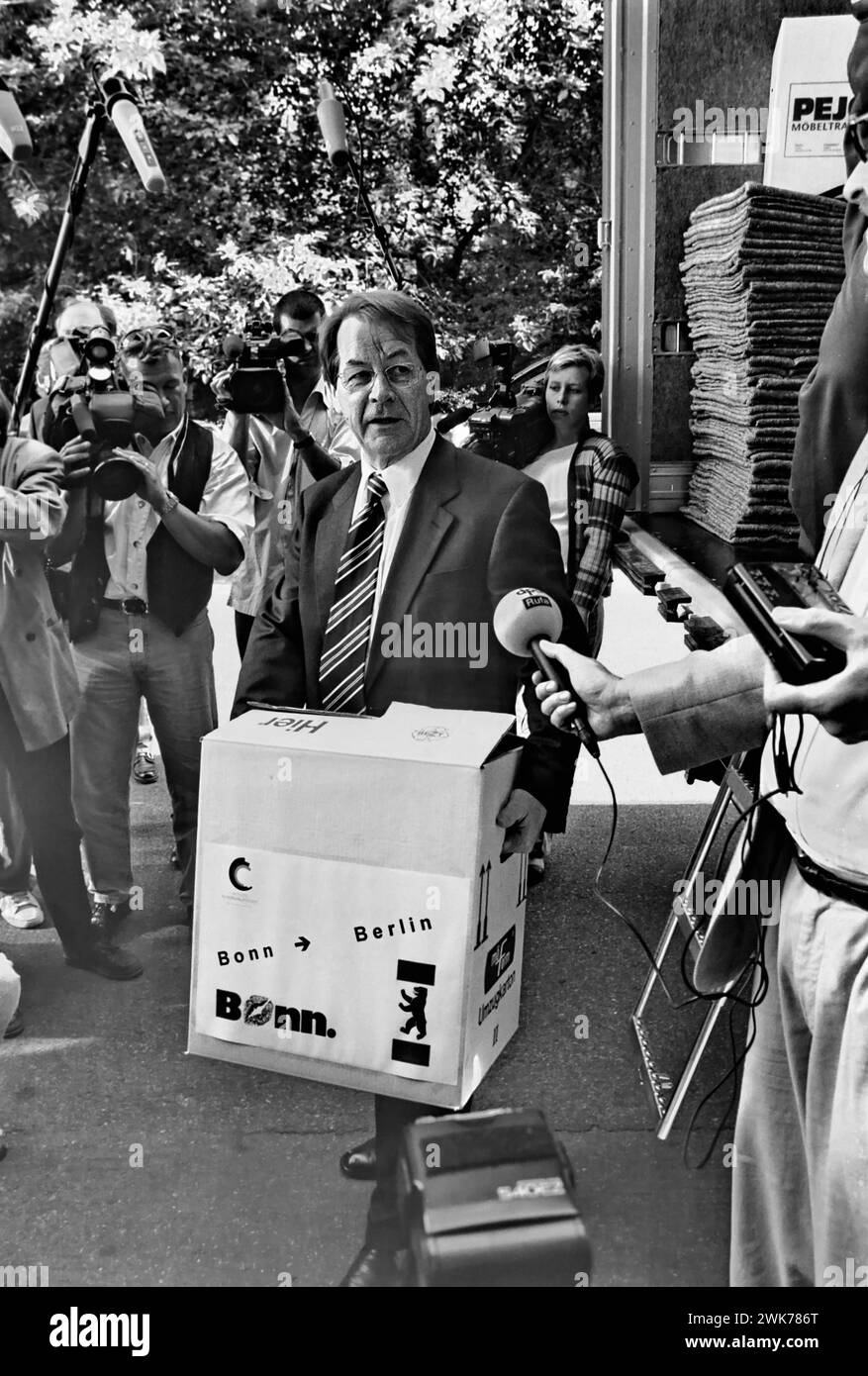 Le ministre fédéral de la construction Franz Muentefering, SPD, porte une boîte mobile. Il emménage dans son bureau à Berlin, en Allemagne, le 28 juin 1999 Banque D'Images