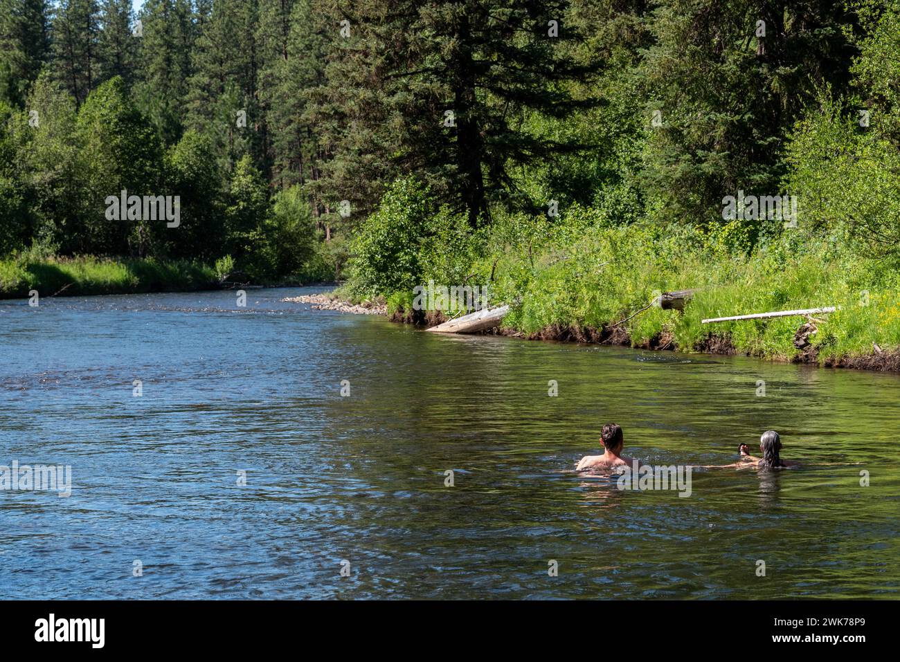Couple flottant dans la rivière Minam, Wallowa Mountains, Oregon. Banque D'Images