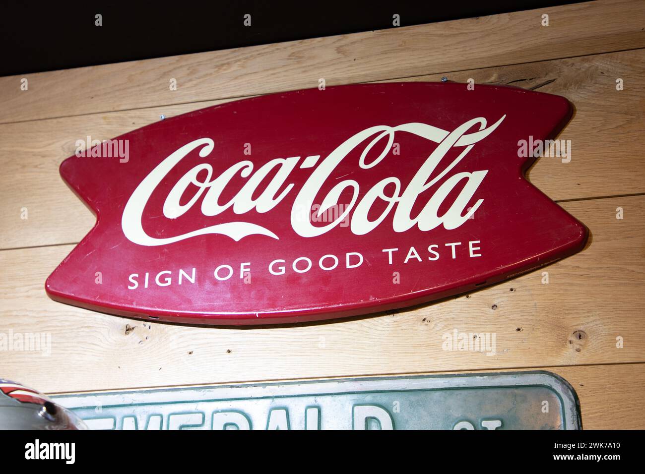 Bordeaux , France - 02 12 2024 : marque logo vintage Coca Cola et signe textuel de boisson gazeuse de bon goût produite par The Coca-Cola Company Banque D'Images