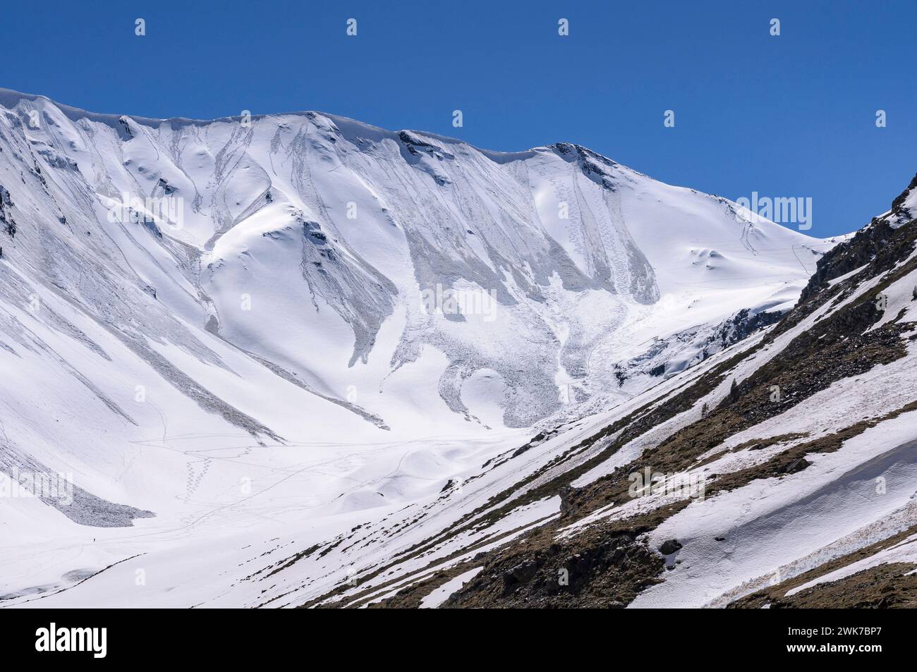 Montagnes enneigées avec de nombreux vestiges d'avalanches sur la face nord du tunnel de Bielsa, en hiver (Hautes-Pyrénées, Occitanie, France, Pyrénées) Banque D'Images