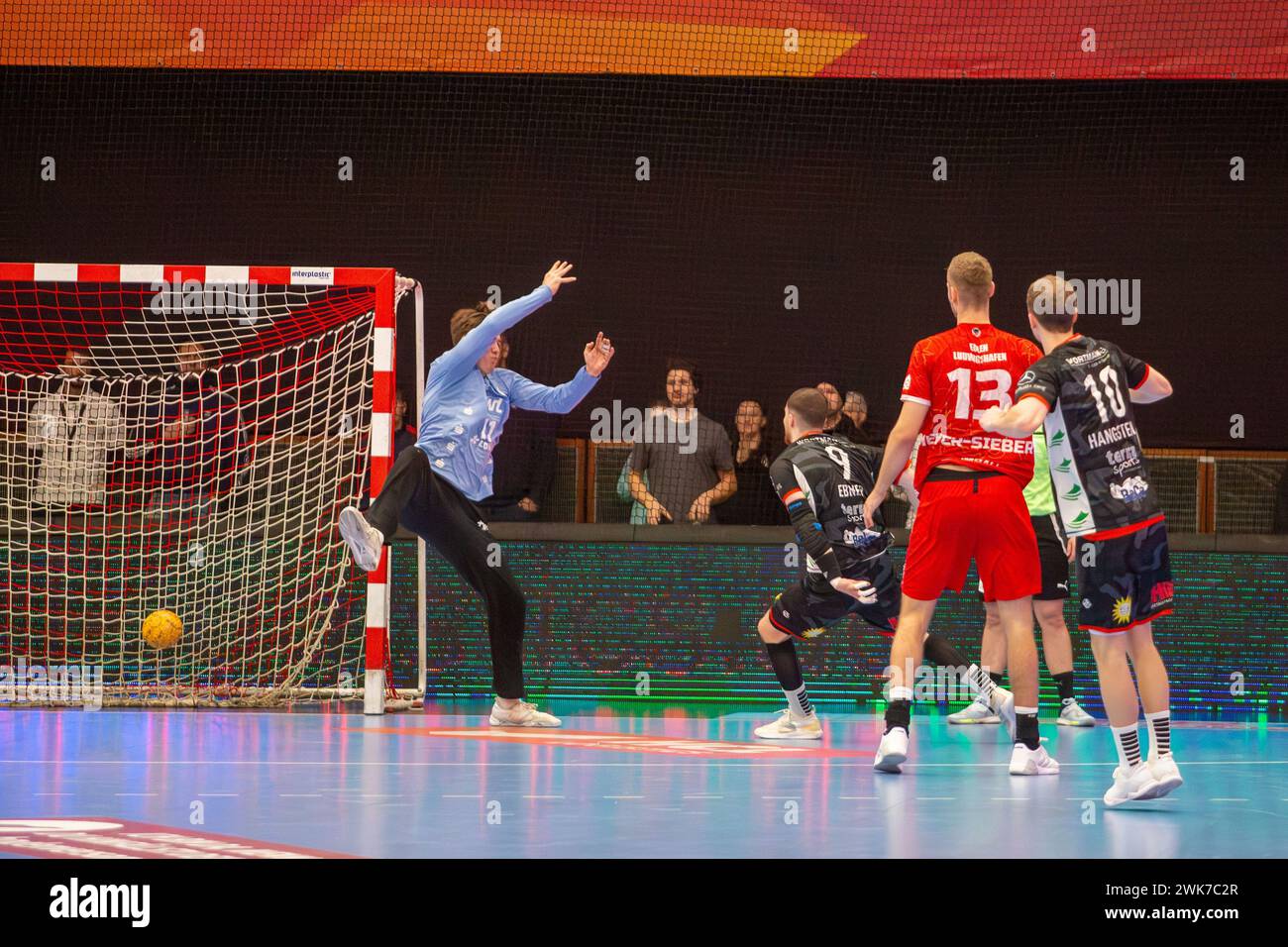 18.02.2024, 2. HBL, Handball-Bundesliga, 21. Spieltag) : Spielszene Eulen Ludwigshafen gegen tus N-Lübbecke (stand 34:32). Tor von Dominik Ebner (9) Banque D'Images