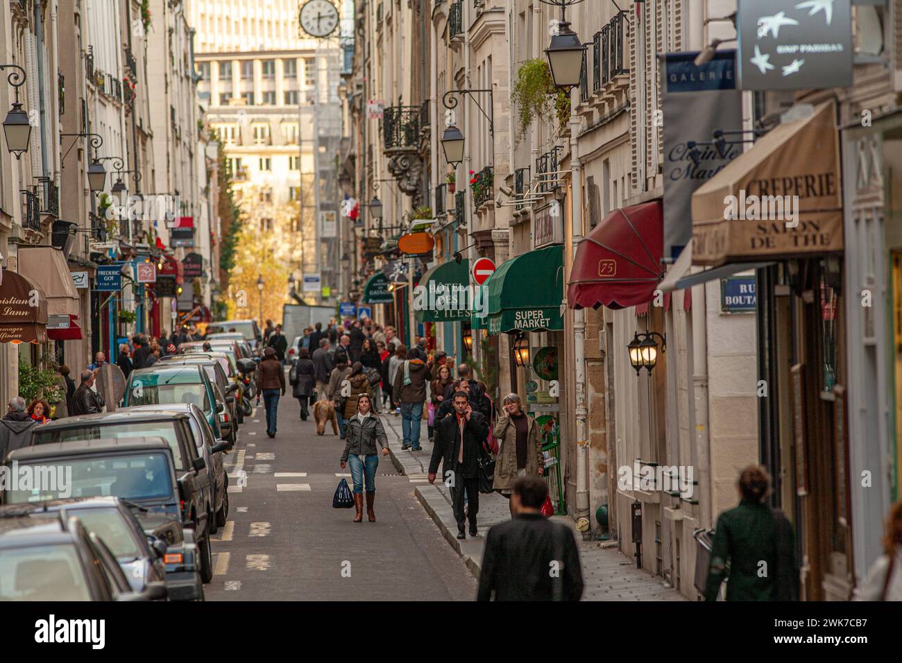 Rue Daguerre rue du marché parisien avec boutiques piétonnes, Paris , France . Banque D'Images