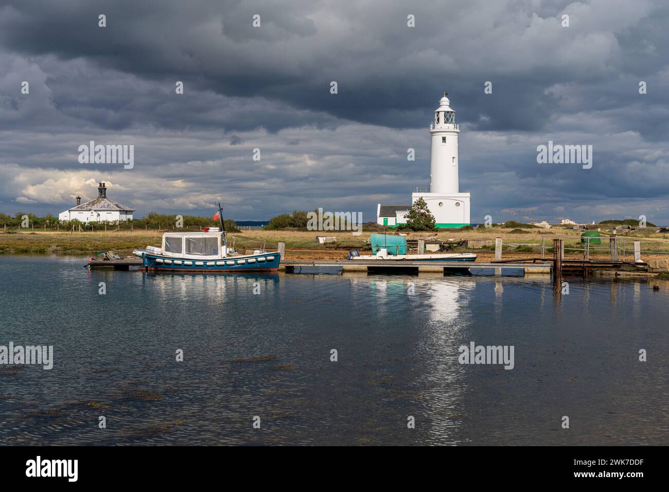 Près de Milford on Sea, Hampshire, Angleterre, Royaume-Uni - 29 septembre 2022 : le phare de Hurst point et le lac Keyhaven Banque D'Images