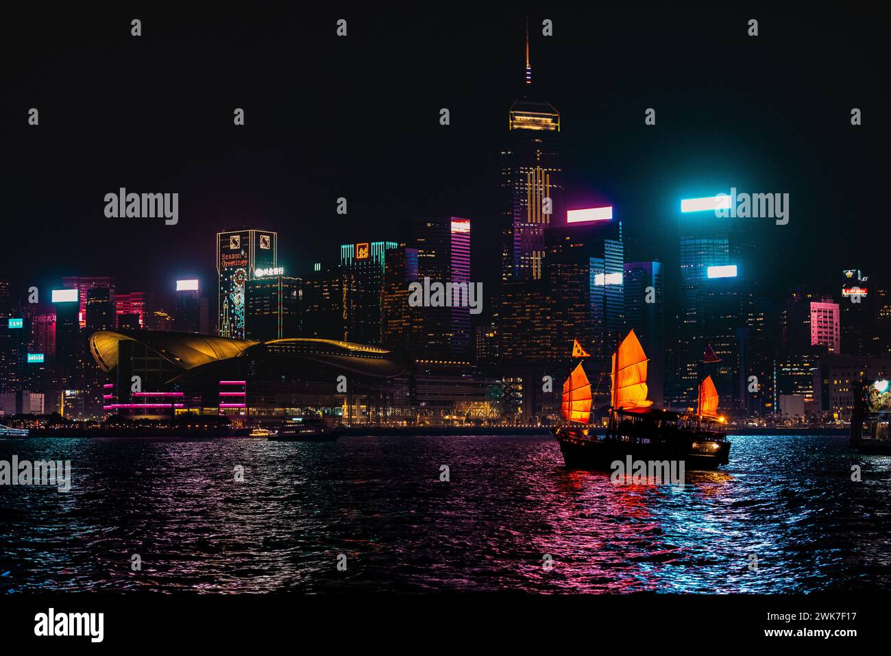 La skyline nocturne de Hong Kong avec Aqua Luna Banque D'Images