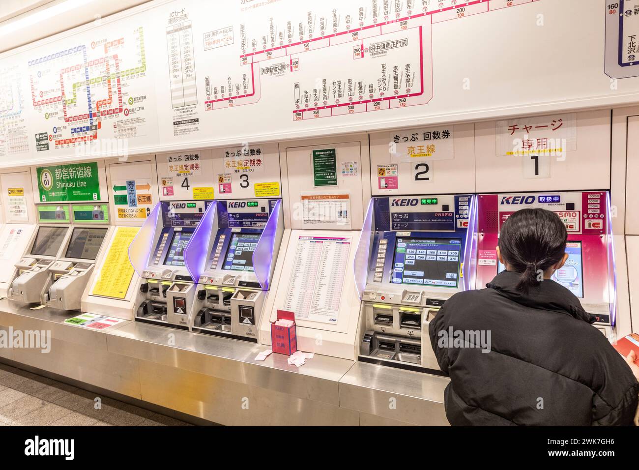 Métro ferroviaire de Tokyo, dame japonaise achète un billet de train au distributeur automatique à Tokyo, Japon, Asie, 2023 Banque D'Images