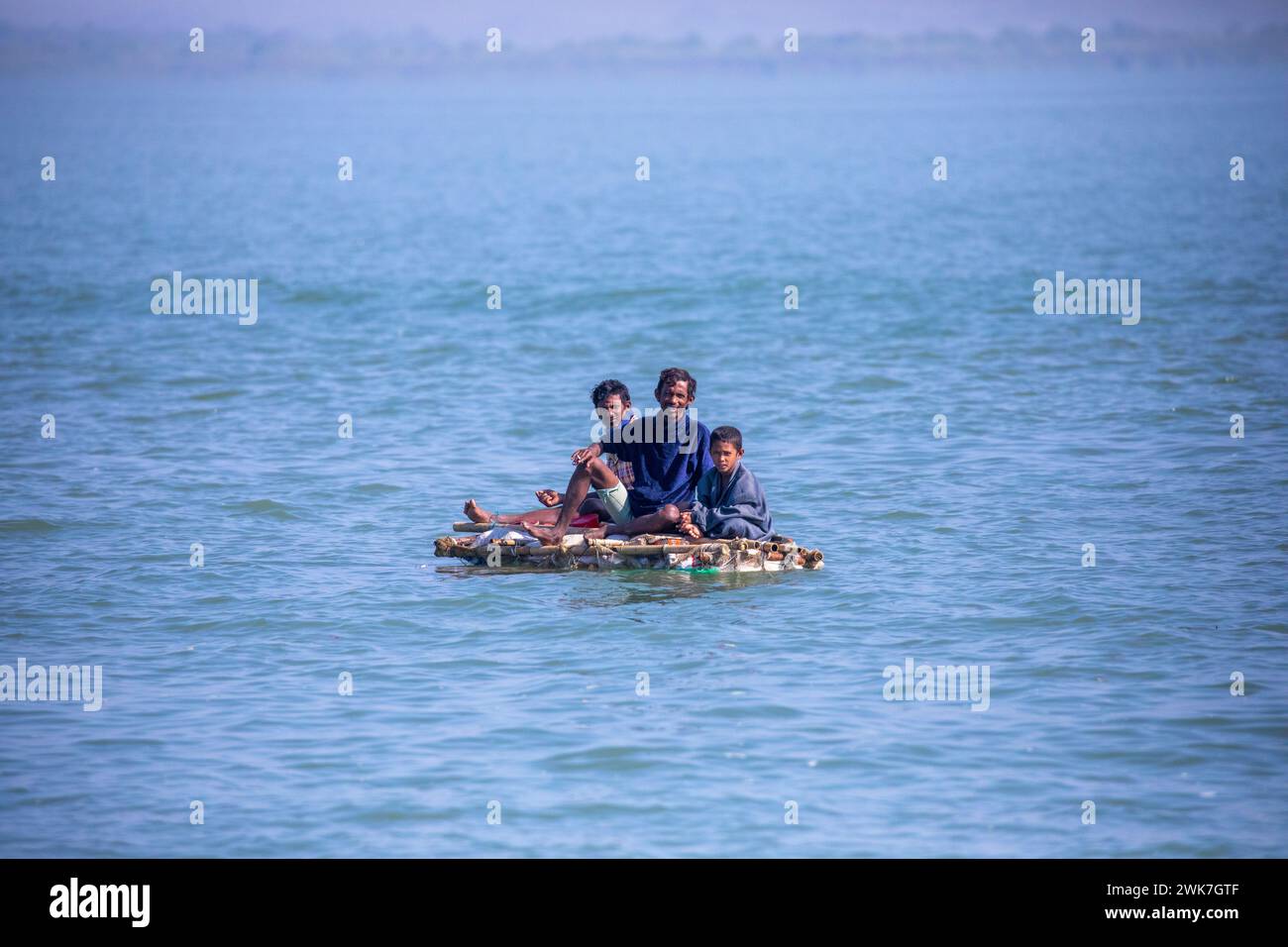 Cox's Bazar ; Bangladesh ; 12 décembre 2019 : Fisher Man utilise de minuscules radeaux fabriqués par des bouteilles en plastique usagées sur la rivière Naf à la frontière Bangladesh-Myanmar. Banque D'Images