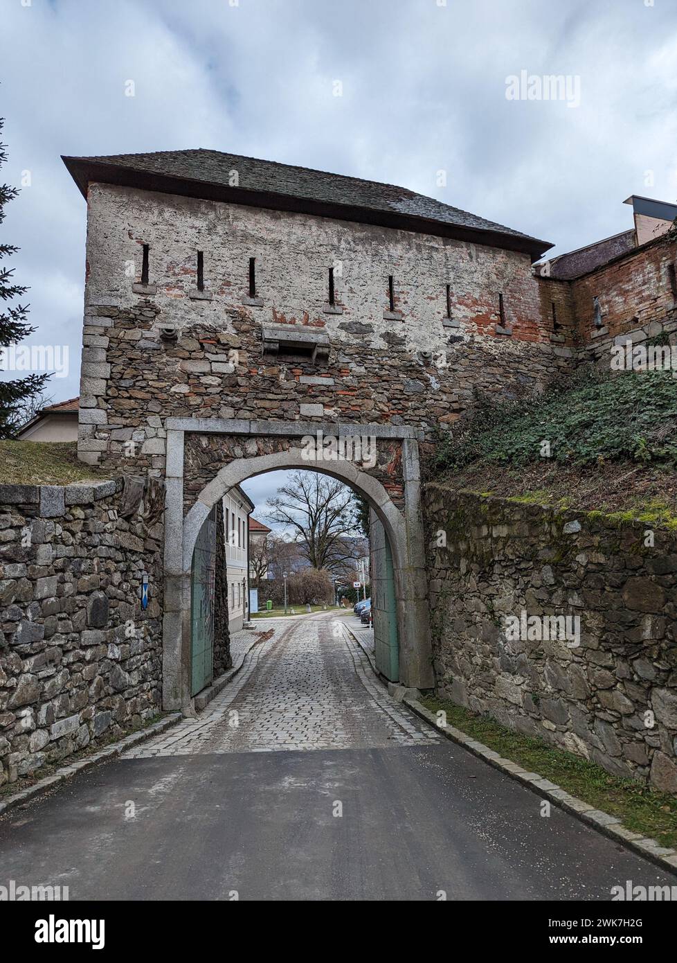 Un vieux bâtiment en pierre avec une entrée voûtée à Linz, Autriche Banque D'Images