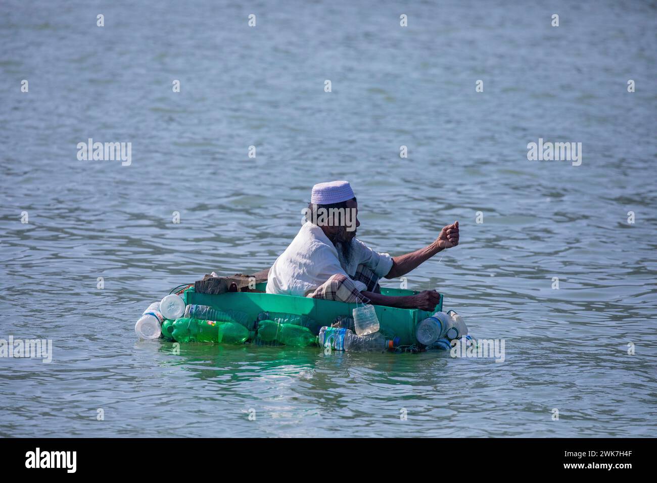 Cox's Bazar ; Bangladesh ; 12 décembre 2019 : Fisher Man utilise de minuscules radeaux fabriqués par des bouteilles en plastique usagées sur la rivière Naf à la frontière Bangladesh-Myanmar. Banque D'Images