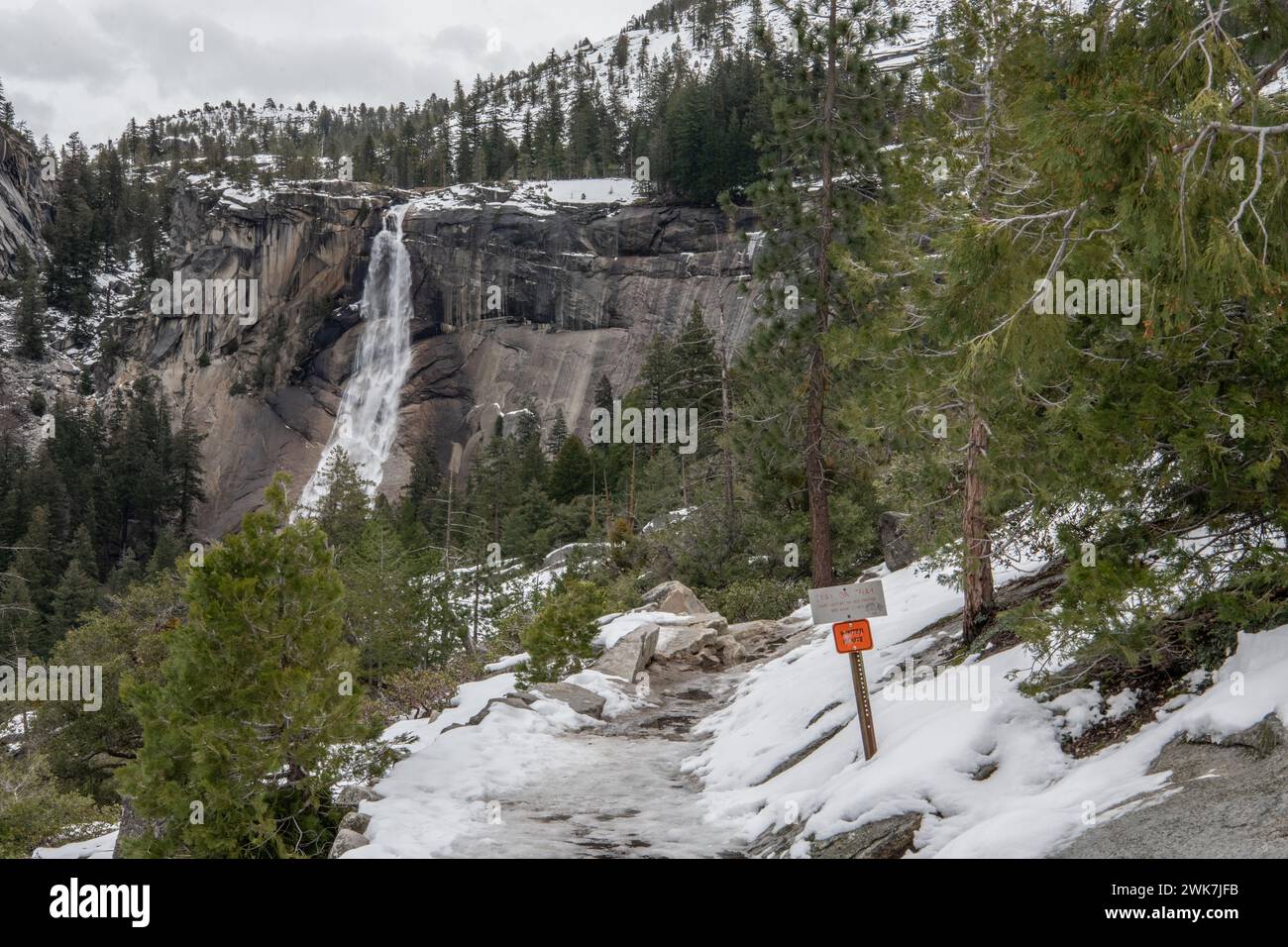 Nevada Falls et le sentier de la route d'hiver pour se rendre à eux dans les montagnes de la Sierra Nevada dans le parc national de Yosemite, Californie, États-Unis, Amérique du Nord. Banque D'Images