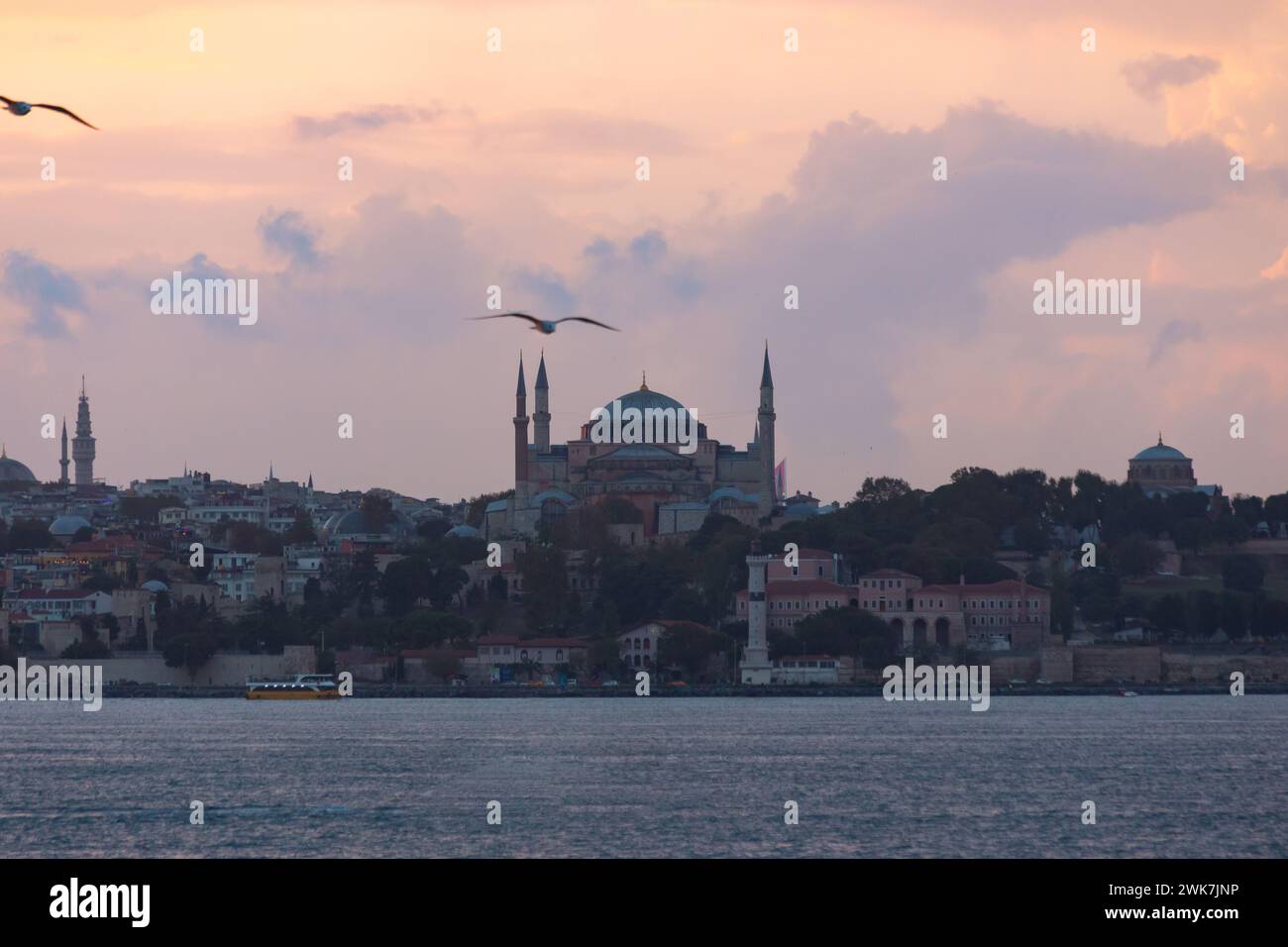 Sainte-Sophie ou mosquée Ayasofya au coucher du soleil depuis le quartier de Kadikoy à Istanbul. Ramadan ou photo de concept islamique. Banque D'Images