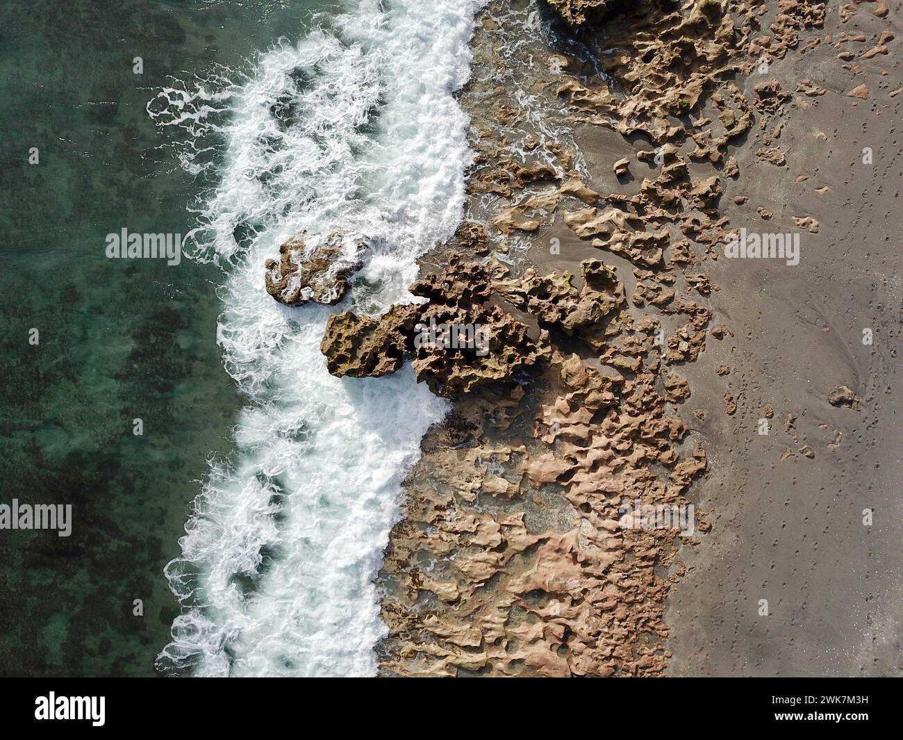Une vue aérienne de la vaste plage rocheuse et de l'océan Banque D'Images