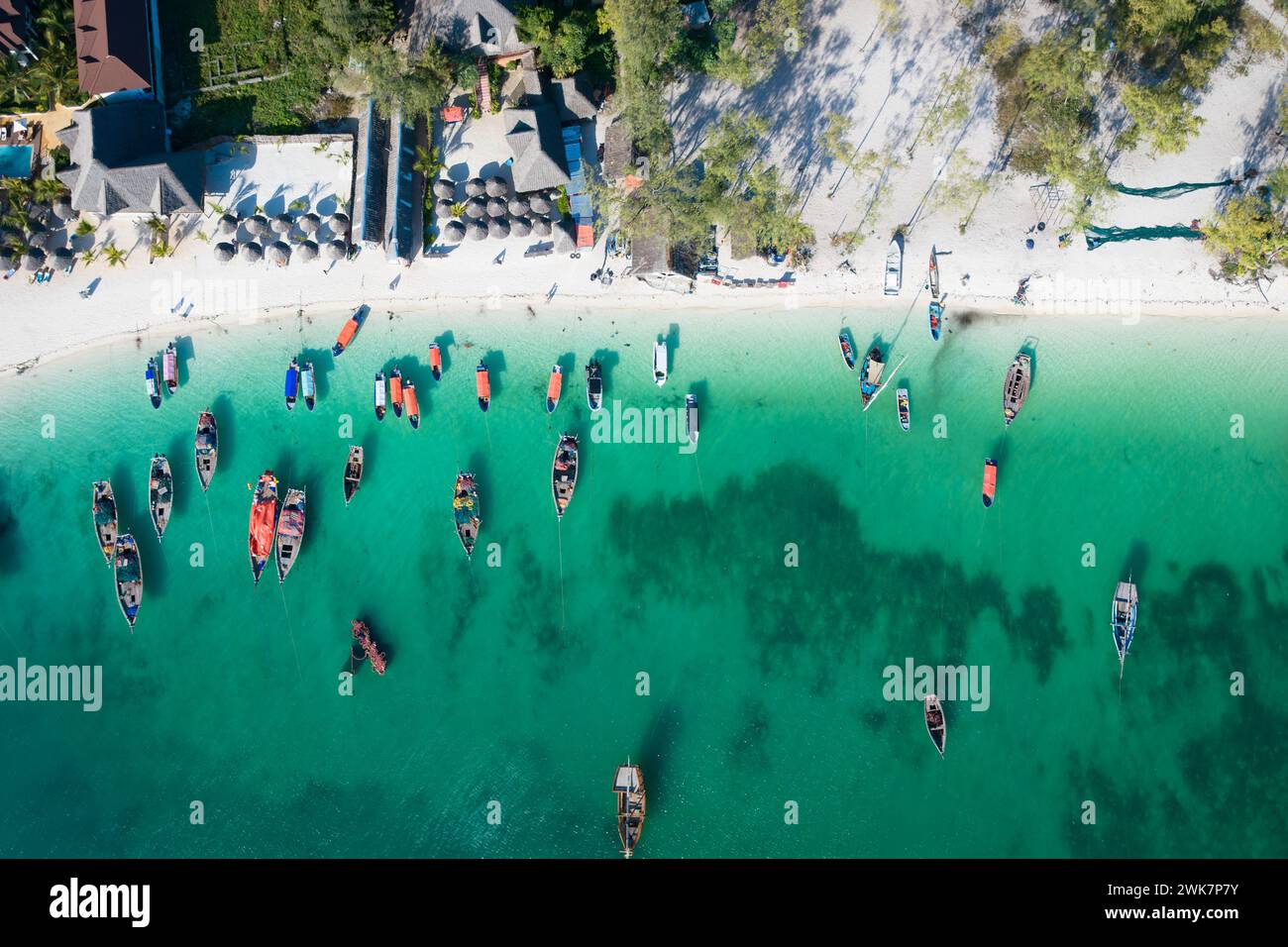 Vue aérienne des bateaux de pêche et des parasols sur la côte de la mer tropicale avec plage de sable.Voyage d'été à Zanzibar, Africa.Top vue des bateaux et gr clair Banque D'Images