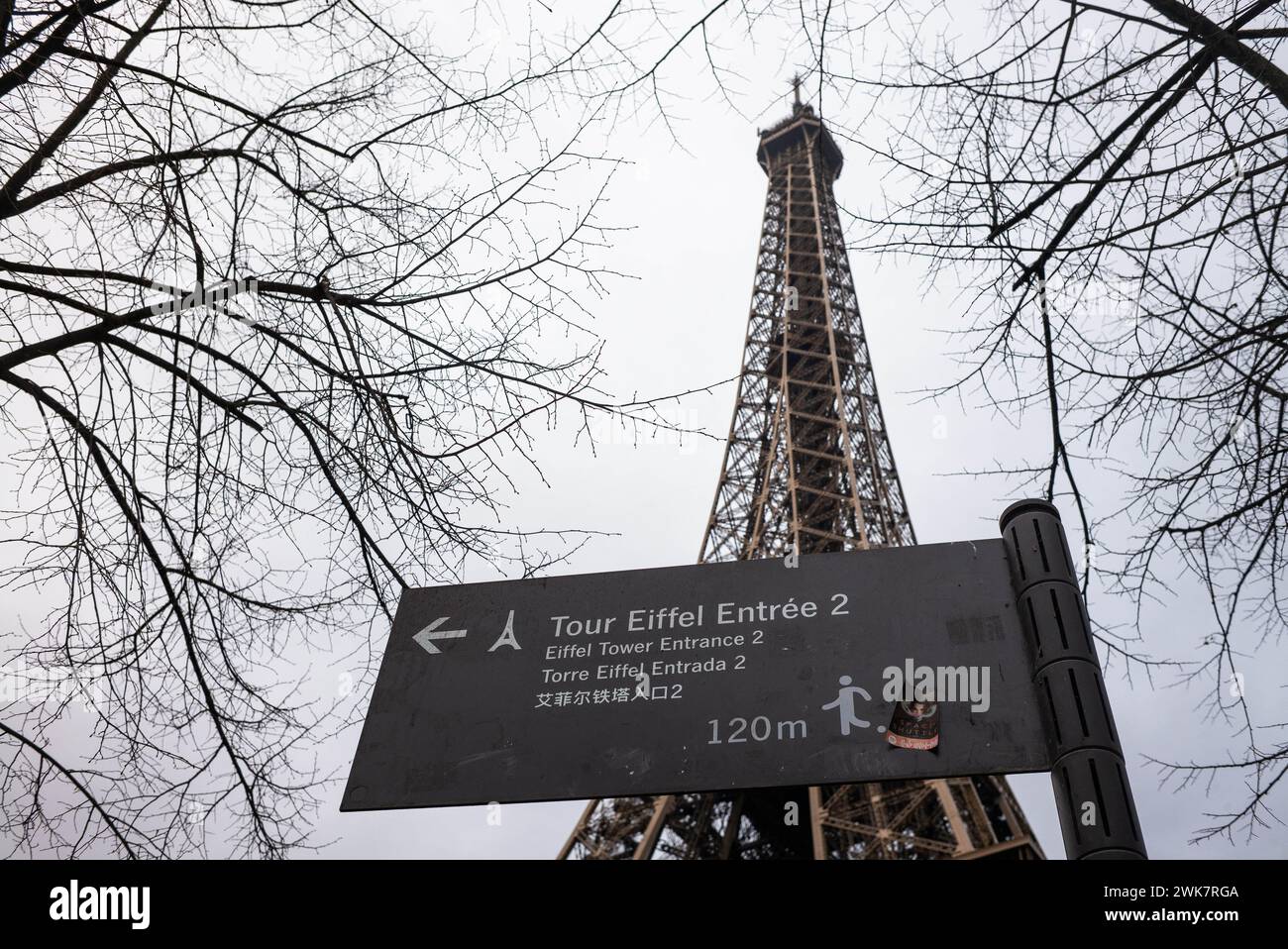 La Tour Eiffel est fermée aux visiteurs lundi, alors que les travailleurs prévoient une grève d’une journée pour exiger que les responsables de la mairie de Paris réexaminent immédiatement la gestion financière du monument vieux de 135 ans, affirmant que les coûts d’entretien sont sous-estimés avant les Jeux Olympiques d’été. La manifestation de lundi marquera la deuxième fois en un mois que les travailleurs ferment la tour en treillis de fer forgé de 1 083 mètres de haut sur le champ de mars, l'attraction touristique la plus populaire de Paris. Les responsables syndicaux affirment que la mairie de Paris, qui détient 99 % de l’opérateur de la Tour Eiffel, SÈTE, s’appuie sur un « unsu » Banque D'Images