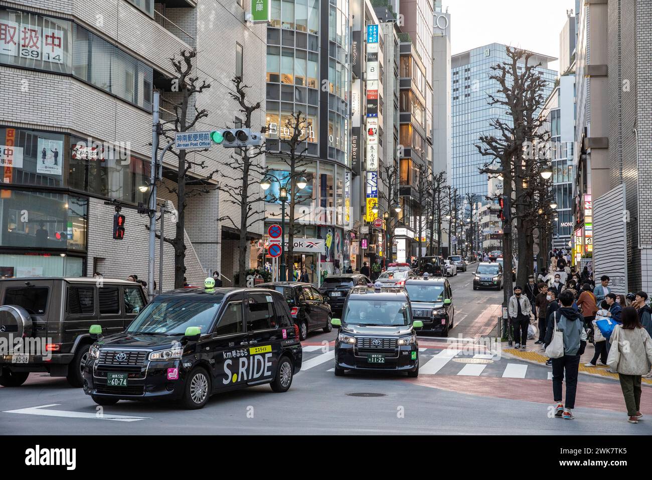 Véhicules de voitures de taxi de Tokyo dans la ville de Shibuya au crépuscule, magasins et enseignes de néon, Japon, Asie, 2023 Banque D'Images