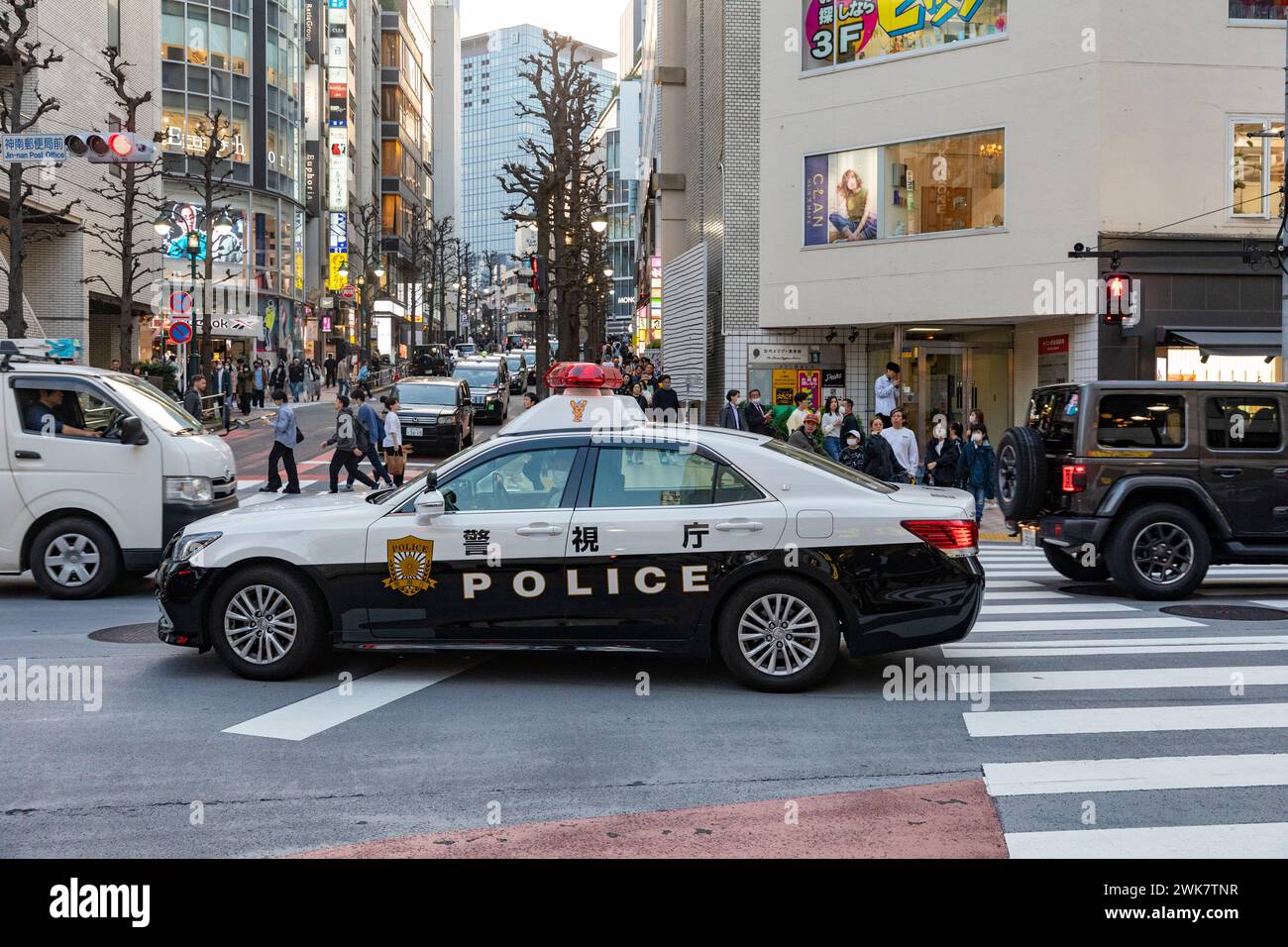 Shibuya banlieue Tokyo, patrouille de voiture de police japonaise, policiers en patrouille dans un véhicule de police Toyota Crown, Japon, Asie, 2023 Banque D'Images