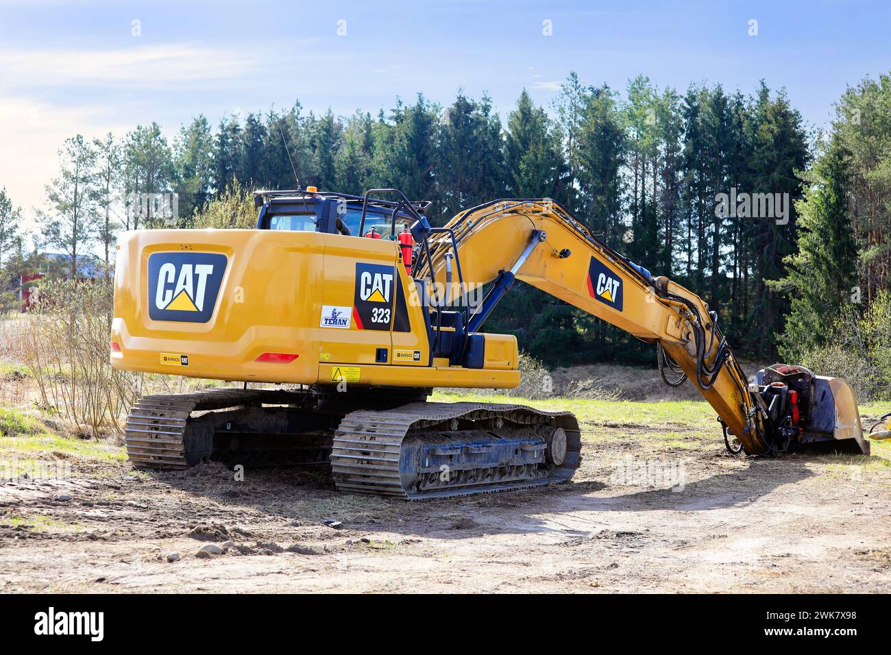 Pelle hydraulique 323 Cat sur un chantier à proximité d'un chantier de construction de pont par une journée ensoleillée de printemps. Salo, Finlande. 14 mai 2022. Banque D'Images