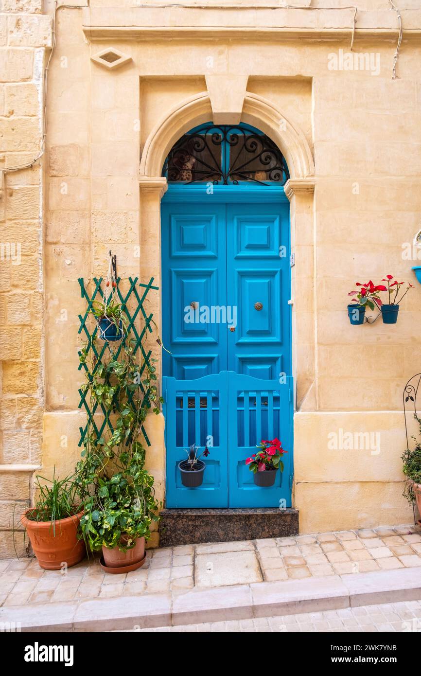 Porte bleue colorée à une maison de ville maltaise en pierre Banque D'Images