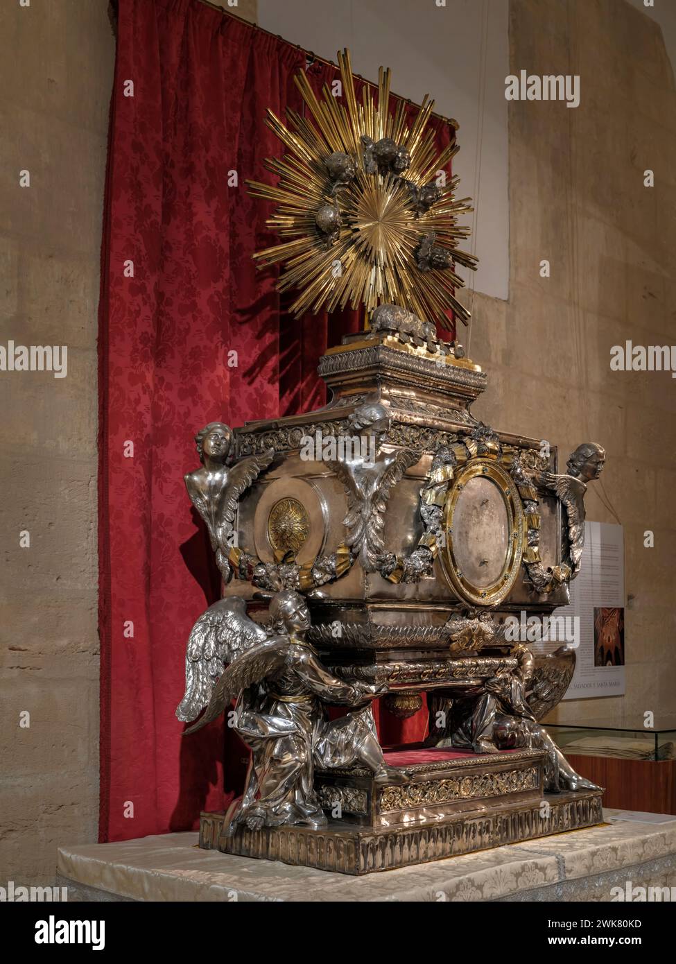 L'un des objets religieux magnifiquement ornés, le 'Monument du jeudi Saint', exposé dans la cathédrale d'Orihuela, Alicante, Espagne. Banque D'Images