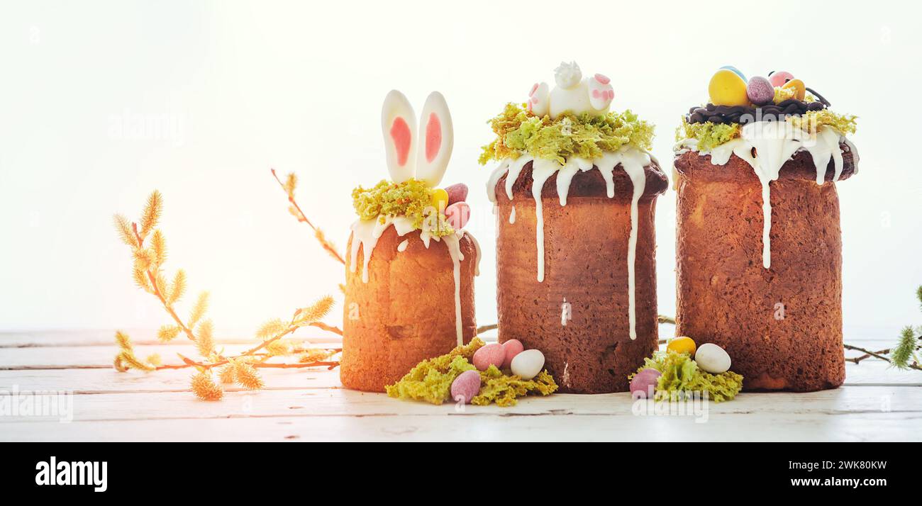 Paska - pain sucré de la veille de Pâques avec glaçage décoré avec des 'sobas' de vie avec du saule. Dessert populaire pendant les Pâques orthodoxes de l'est. Ancien Banque D'Images