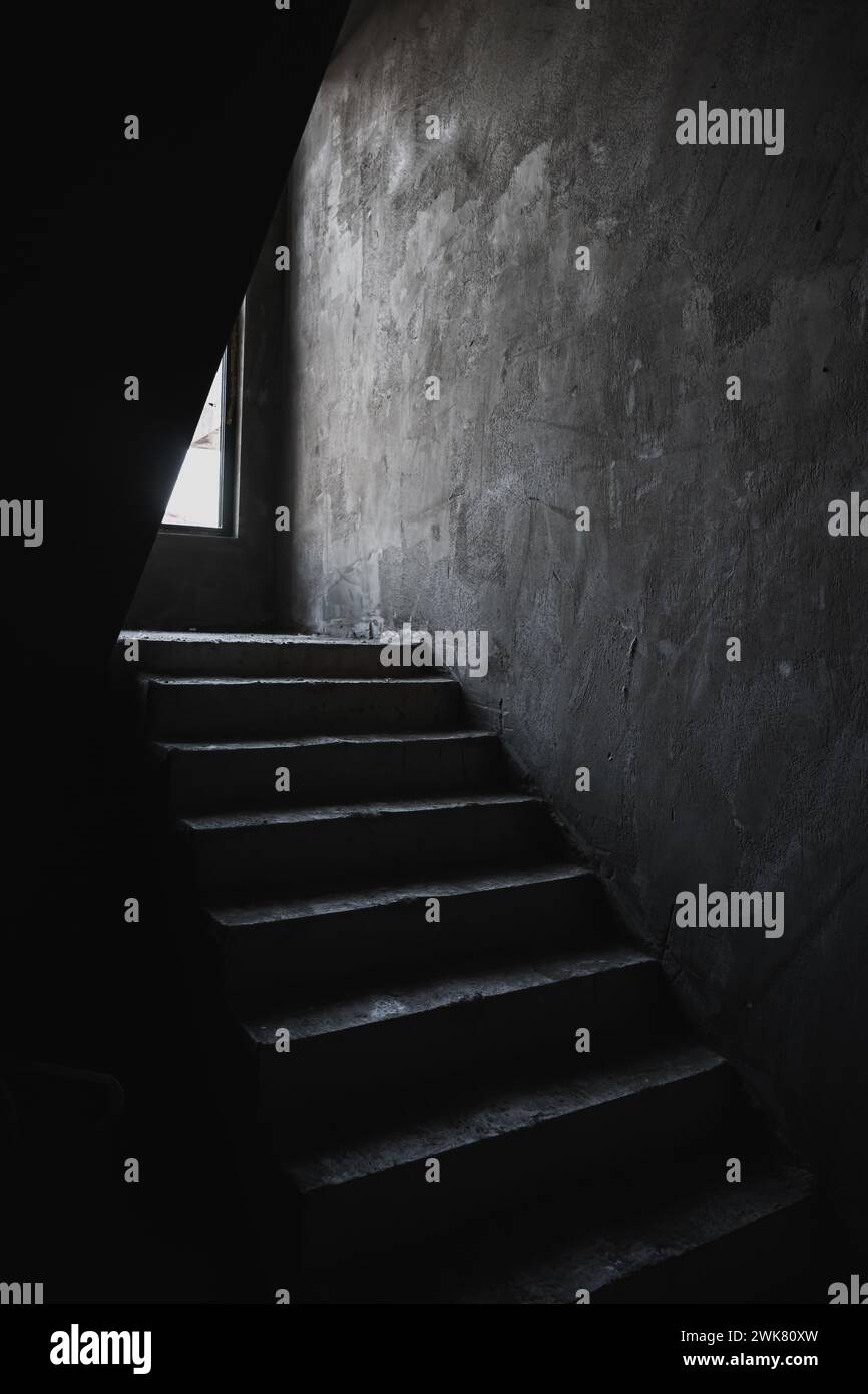 Marches d'escalier en béton inachevées dans un bâtiment comme fond grunge Banque D'Images