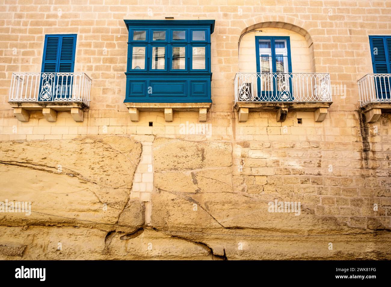 Balcons traditionnels et maçonnerie sur le côté d'une maison à Malte Banque D'Images