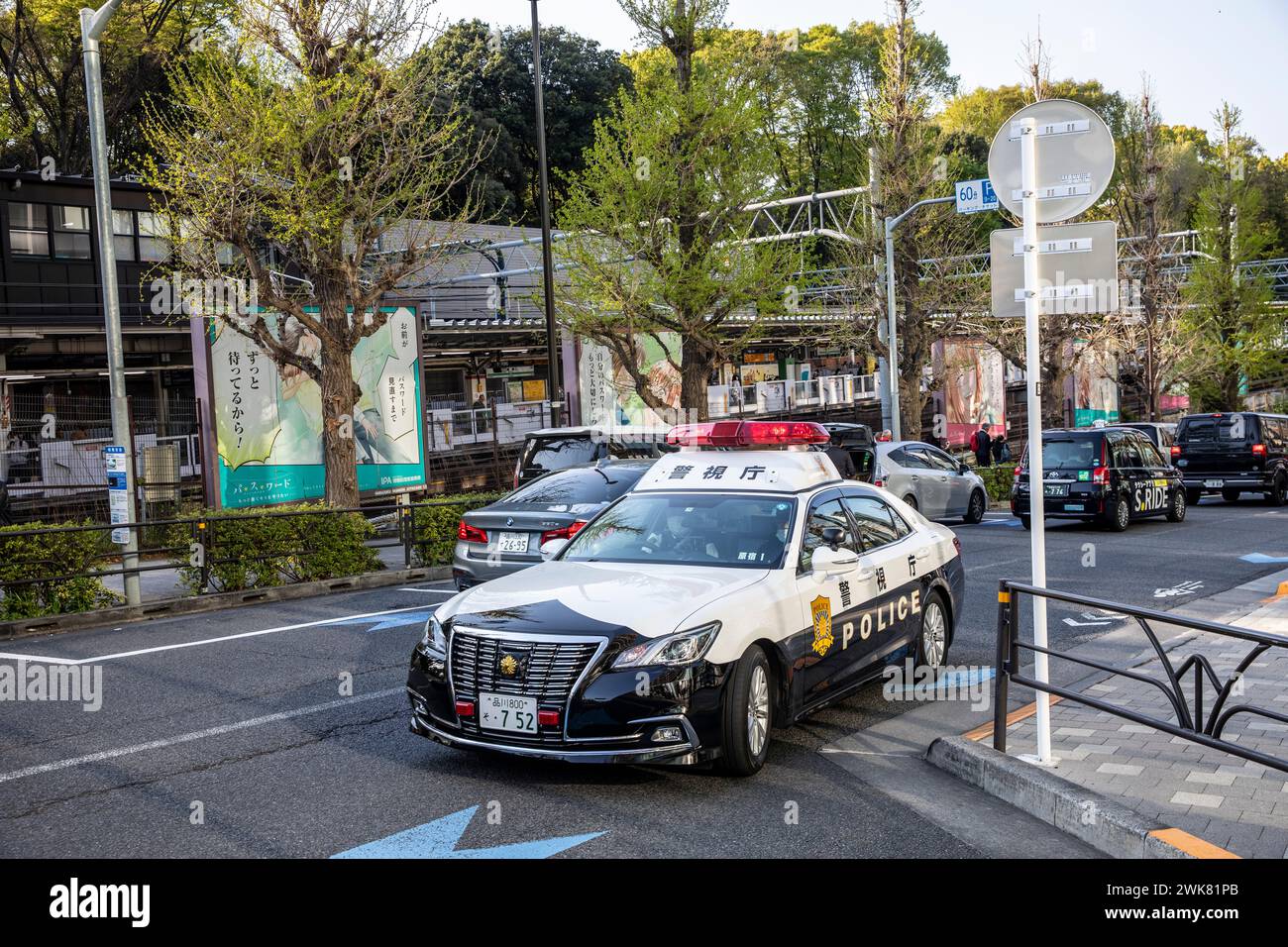 Quartier Harajuku à Tokyo, début de soirée et les policiers de Tokyo patrouillent les rues dans la voiture de police Toyota Crown, Japon, Asie, 2023 Banque D'Images