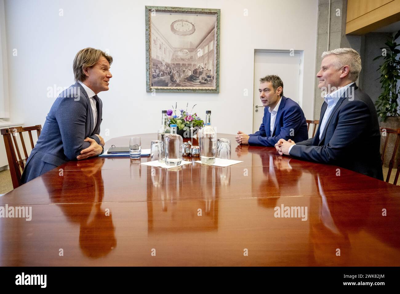 LA HAYE - informateur Kim Putters avec les professeurs Claes de Vreese, du Danemark, et Arco Timmermans. L'informateur a reçu des professeurs pour qu'ils soient informés des variantes alternatives des armoires. ANP ROBIN UTRECHT pays-bas Out - belgique Out Banque D'Images