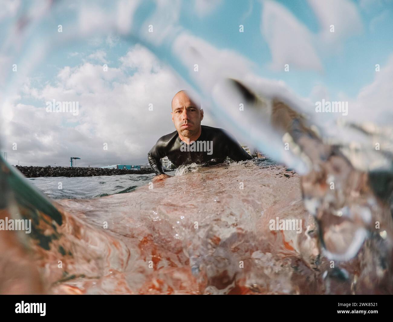 Surfeur pagayant sur planche de surf, Tenerife, Îles Canaries, Espagne Banque D'Images