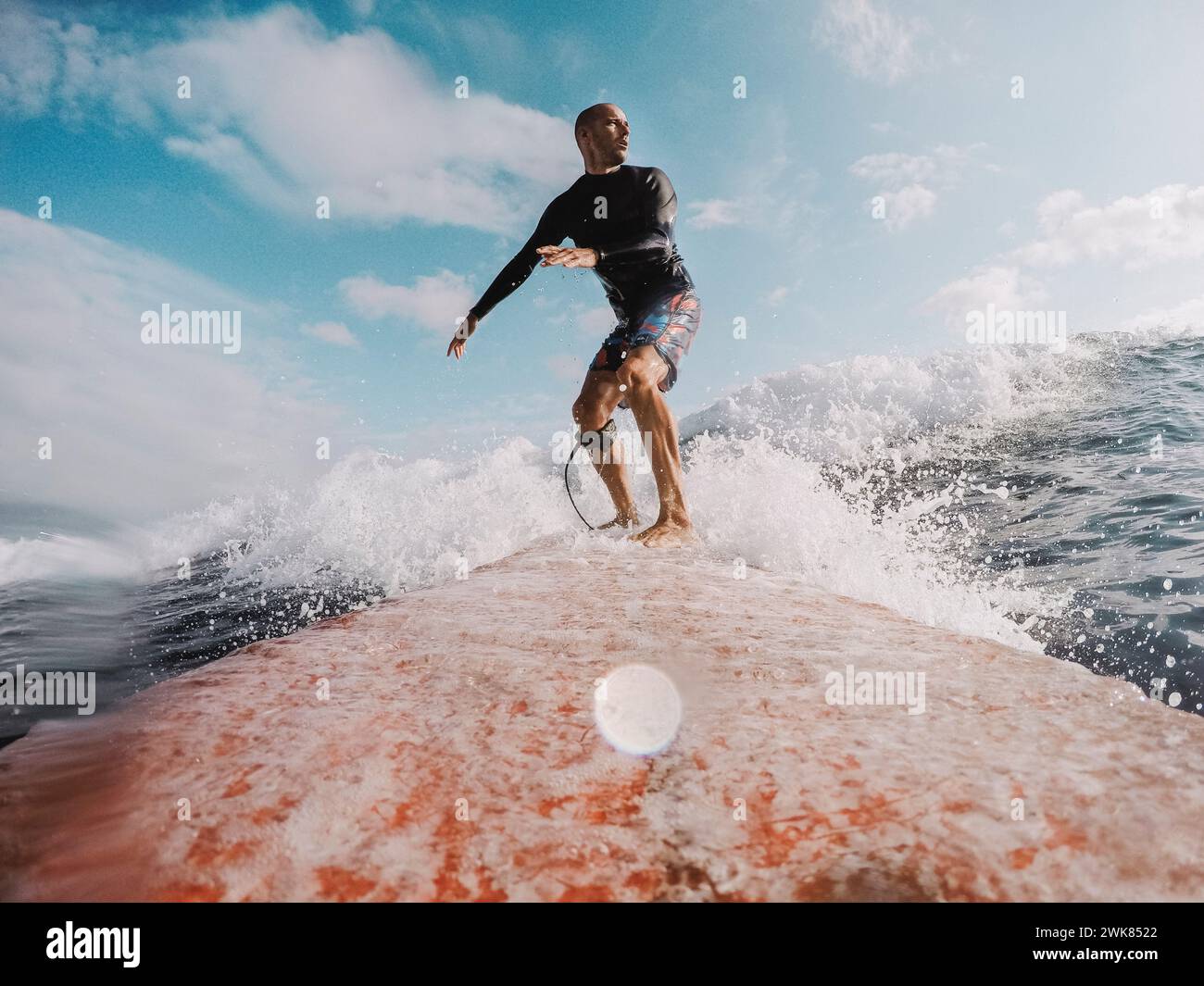 Surfeur à cheval vague, Ténérife, Iles Canaries, Espagne Banque D'Images