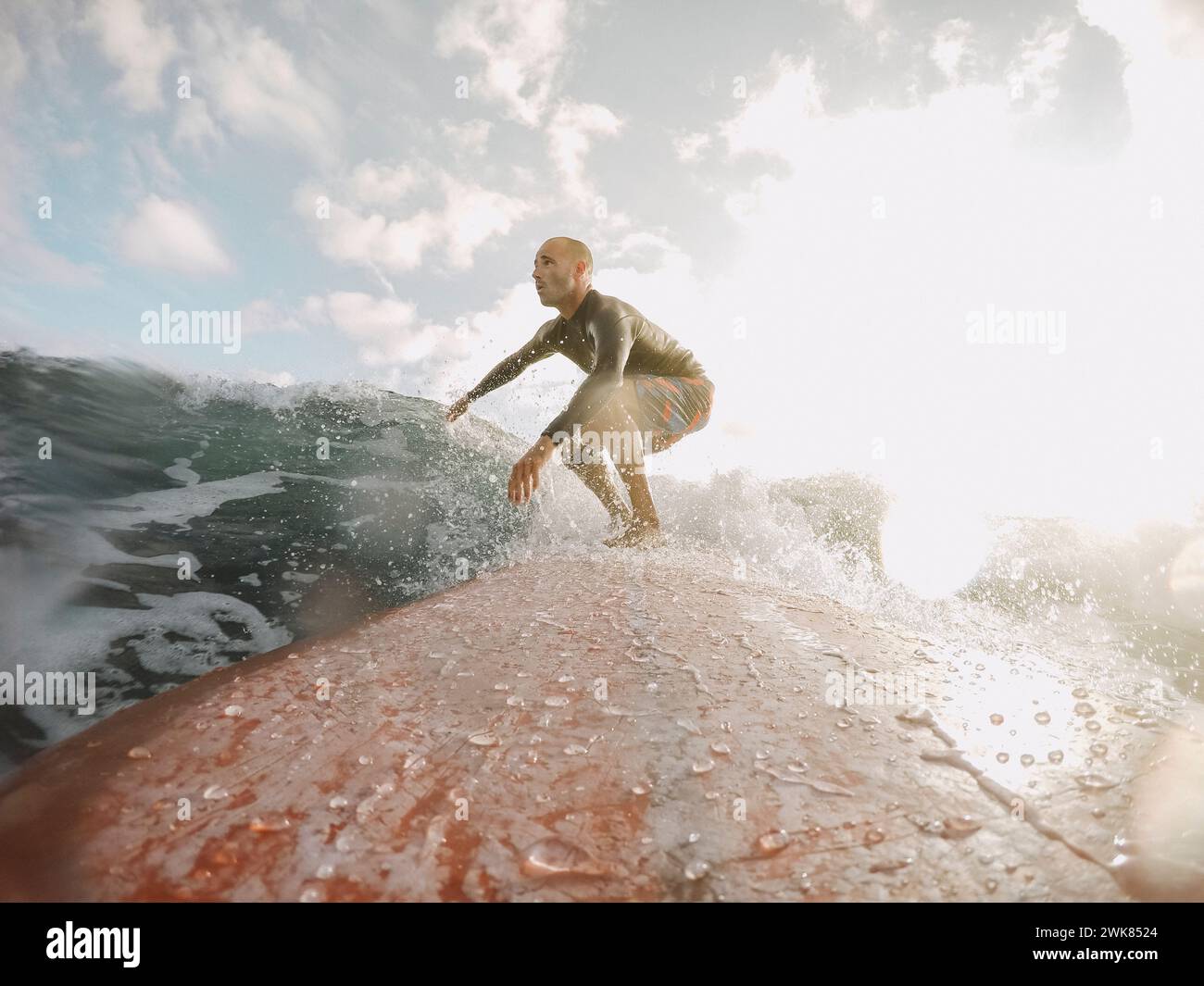 Surfeur à cheval vague, Ténérife, Iles Canaries, Espagne Banque D'Images