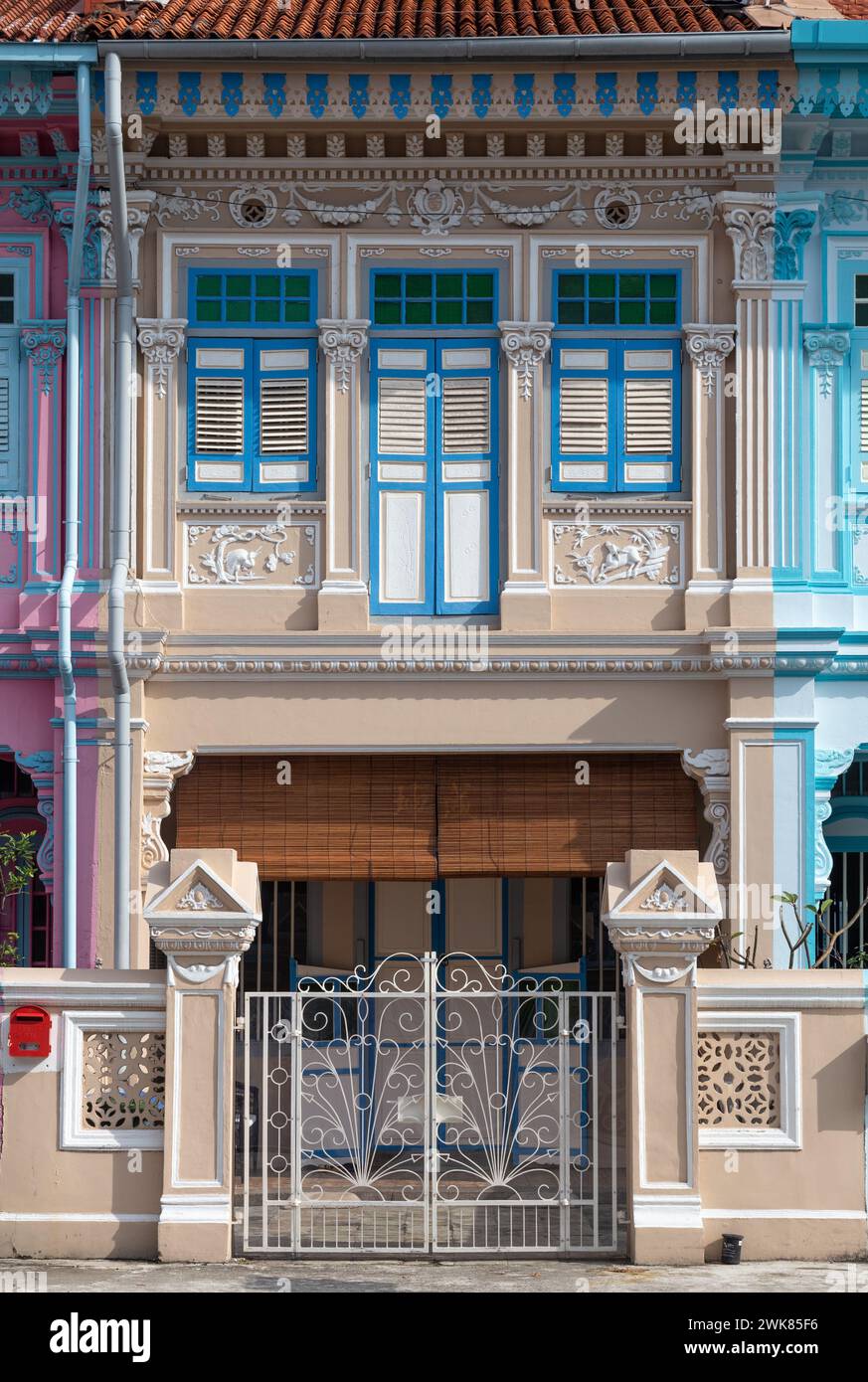 Vieille maison colorée de Peranakan brun, dans le quartier Joo Chiat Banque D'Images