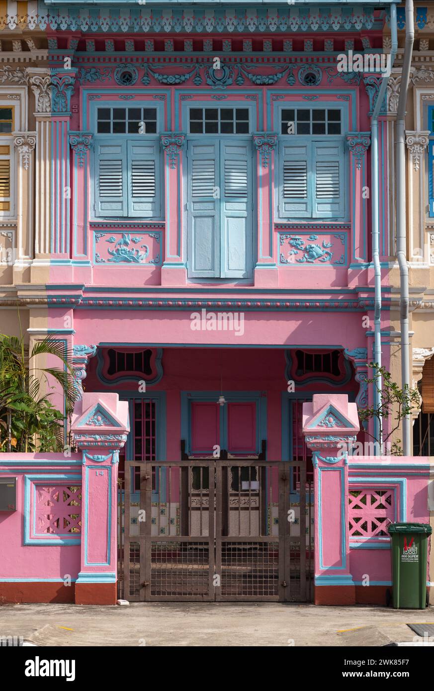 Vieille maison rose colorée Peranakan, dans le quartier Joo Chiat Banque D'Images