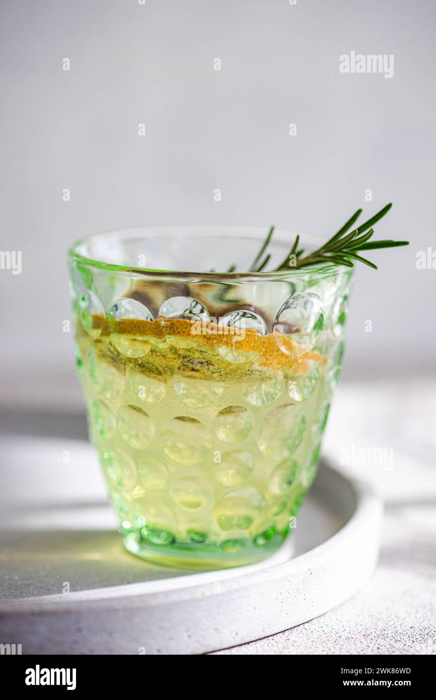 Cocktail avec limoncello et tonique Banque D'Images