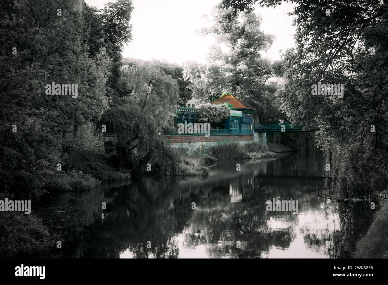 Une vue panoramique sur les boulevards de la rivière Mlynowka à Opole Banque D'Images