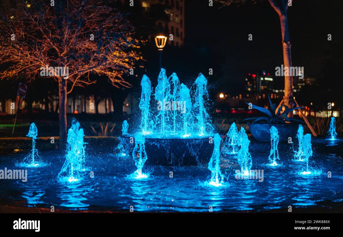 fontaine dans la nuit belle couleur claire bleu corail pignons miami Banque D'Images