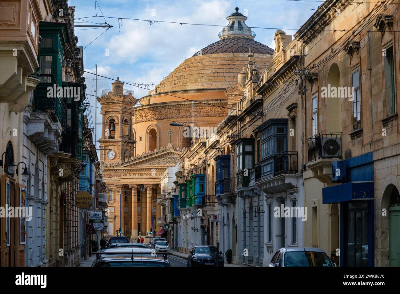 Vue en bas d'une rue à Mosta vers l'église Rotunda, Malte Banque D'Images