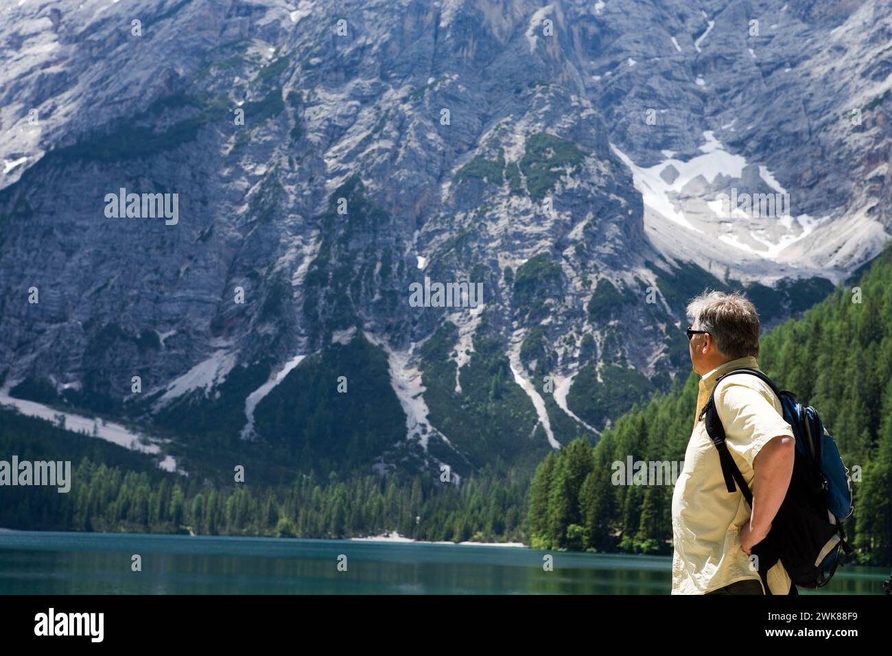 Homme debout au Lago di Braies, Tyrol du Sud, Italie Banque D'Images