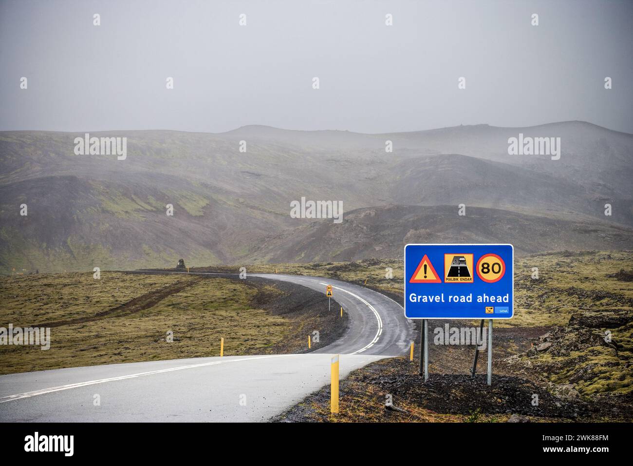 Signe de route et paysage brumeux, l'Islande Banque D'Images