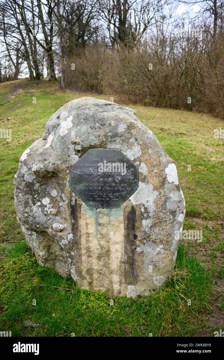Plaque commémorative à Edward Thomas, poète, sur une pierre verticale à Ashford Hangers nature Reserve, Petersfield, Hampshire, Royaume-Uni Banque D'Images