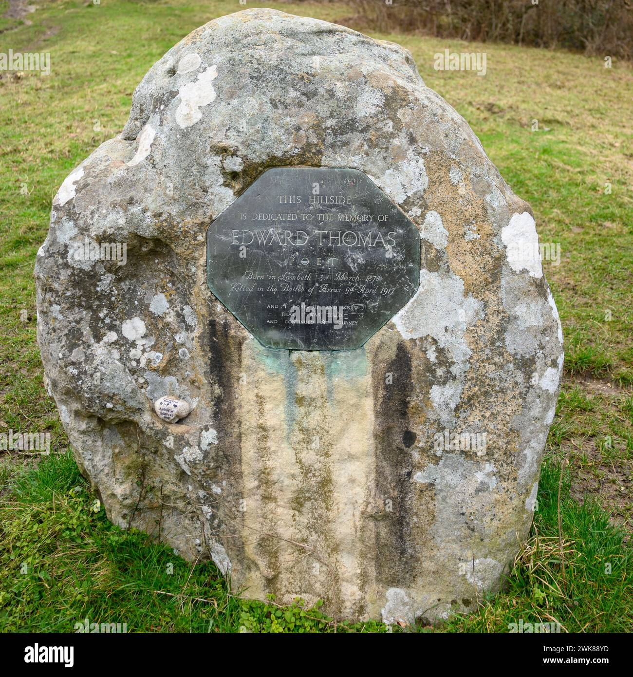 Plaque commémorative à Edward Thomas, poète, sur une pierre verticale à Ashford Hangers nature Reserve, Petersfield, Hampshire, Royaume-Uni Banque D'Images