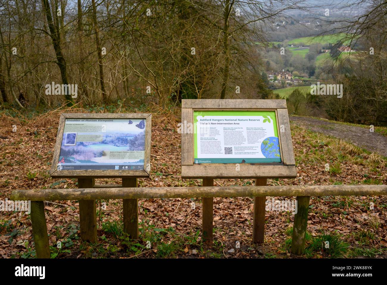 Panneaux d'information jusqu'à Ashford Hangers nature Reserve, Petersfield, Hampshire, Royaume-Uni Banque D'Images